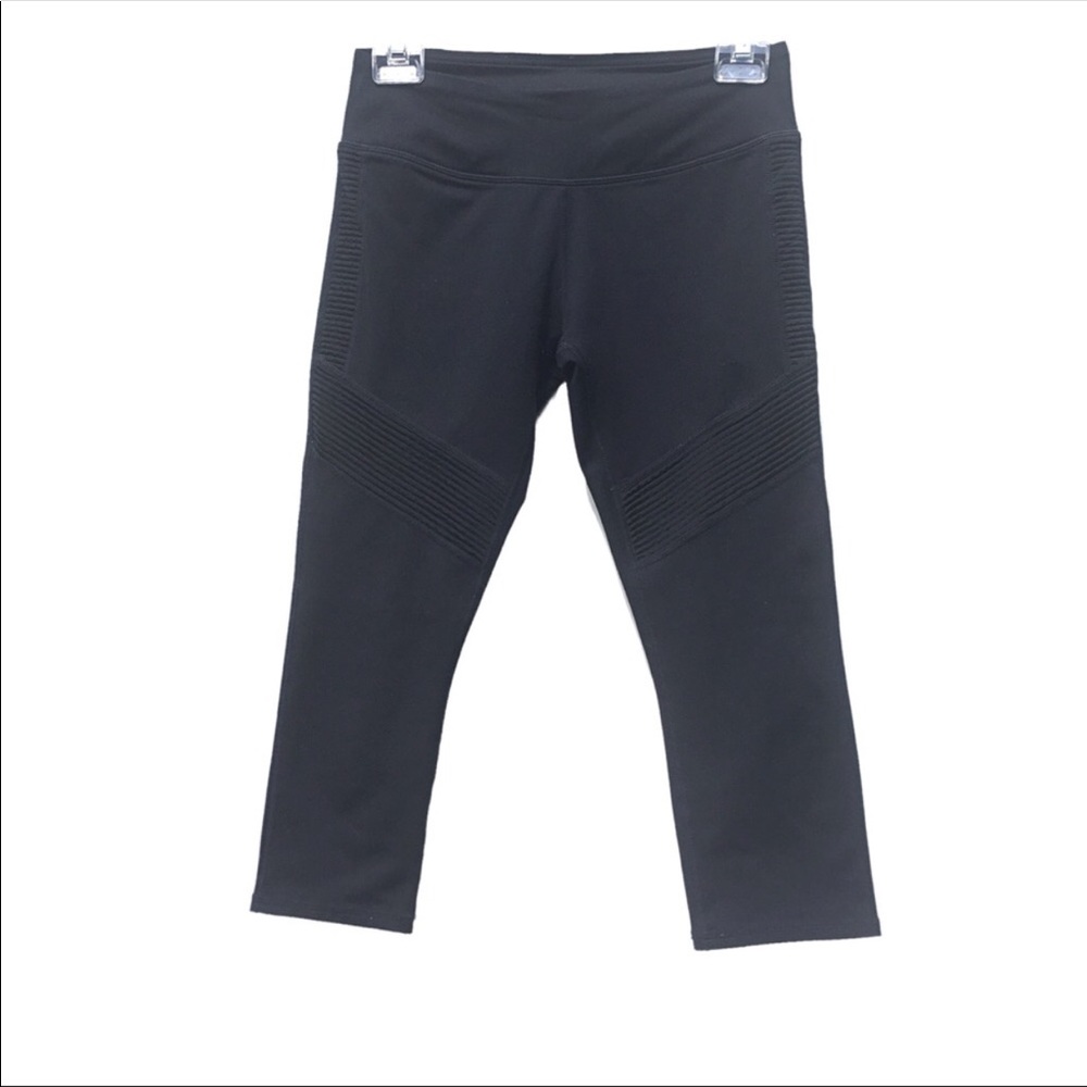 Fabletics Black Cropped Capri Workout Pants XS